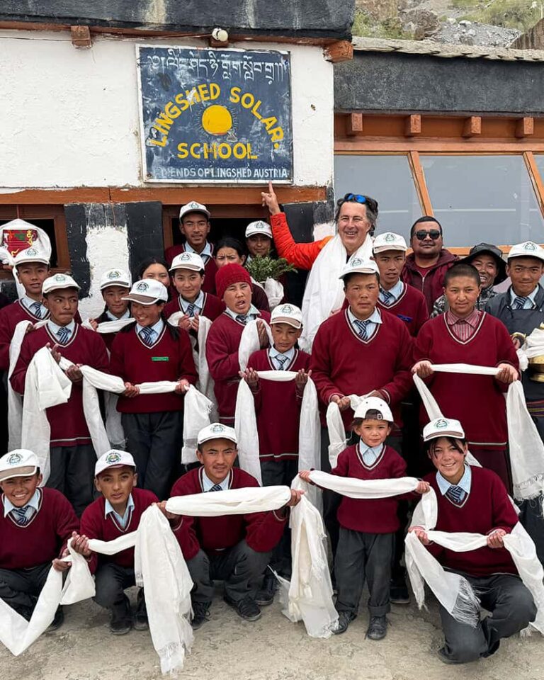 Ladakh Christian Hlade vor der Solarschule in Lingshed