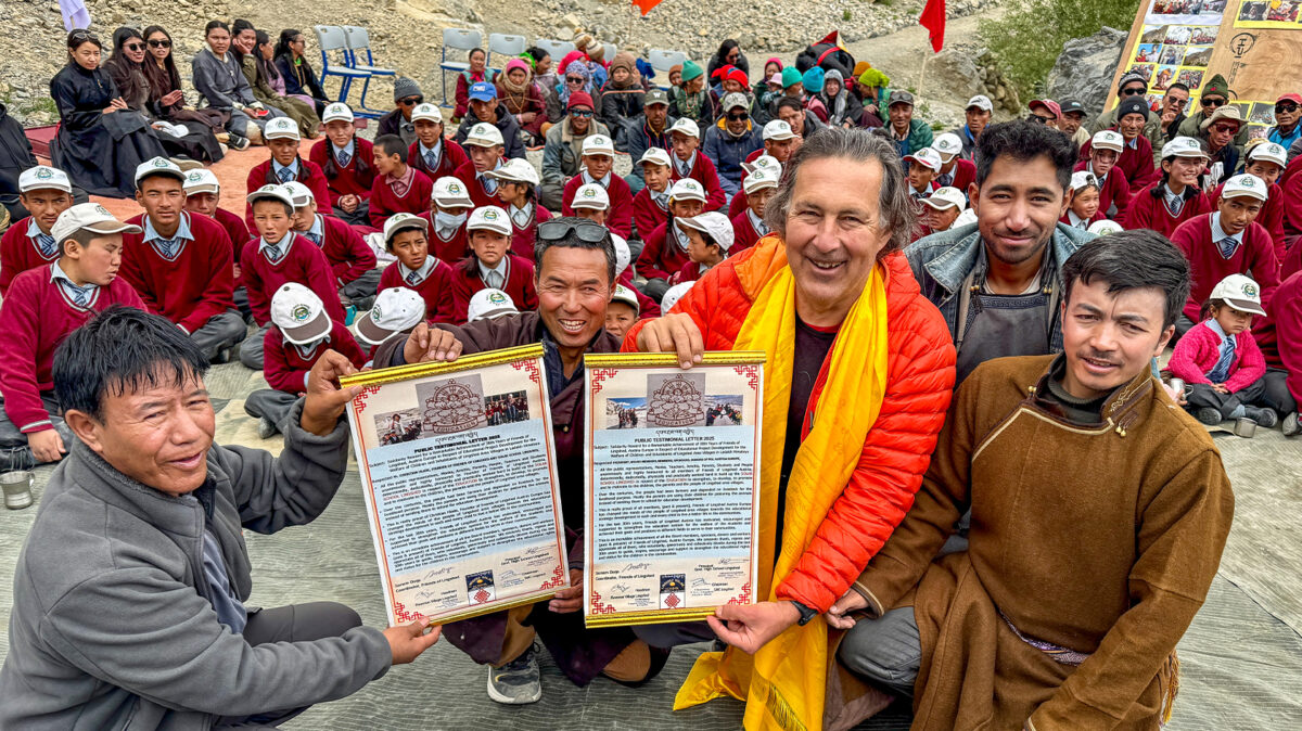 Christian Hlade mit Schülern der Solarschule in Lingshed, Ladakh
