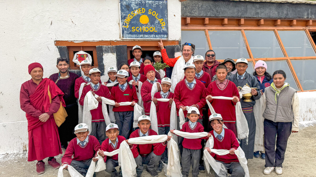 Christian Hlade steht vor der Schule in Lingshed, Ladakh.