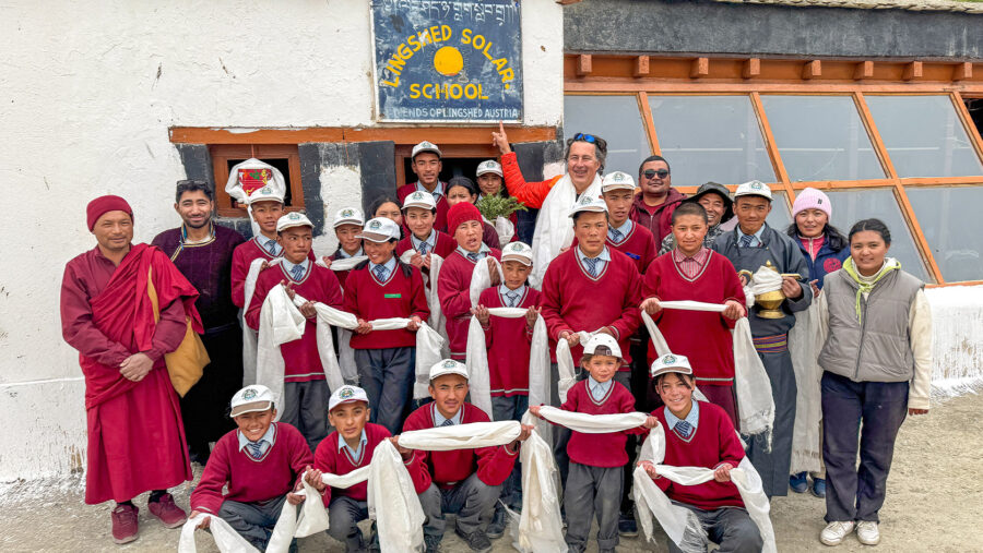 Christian Hlade steht vor der Schule in Lingshed, Ladakh.